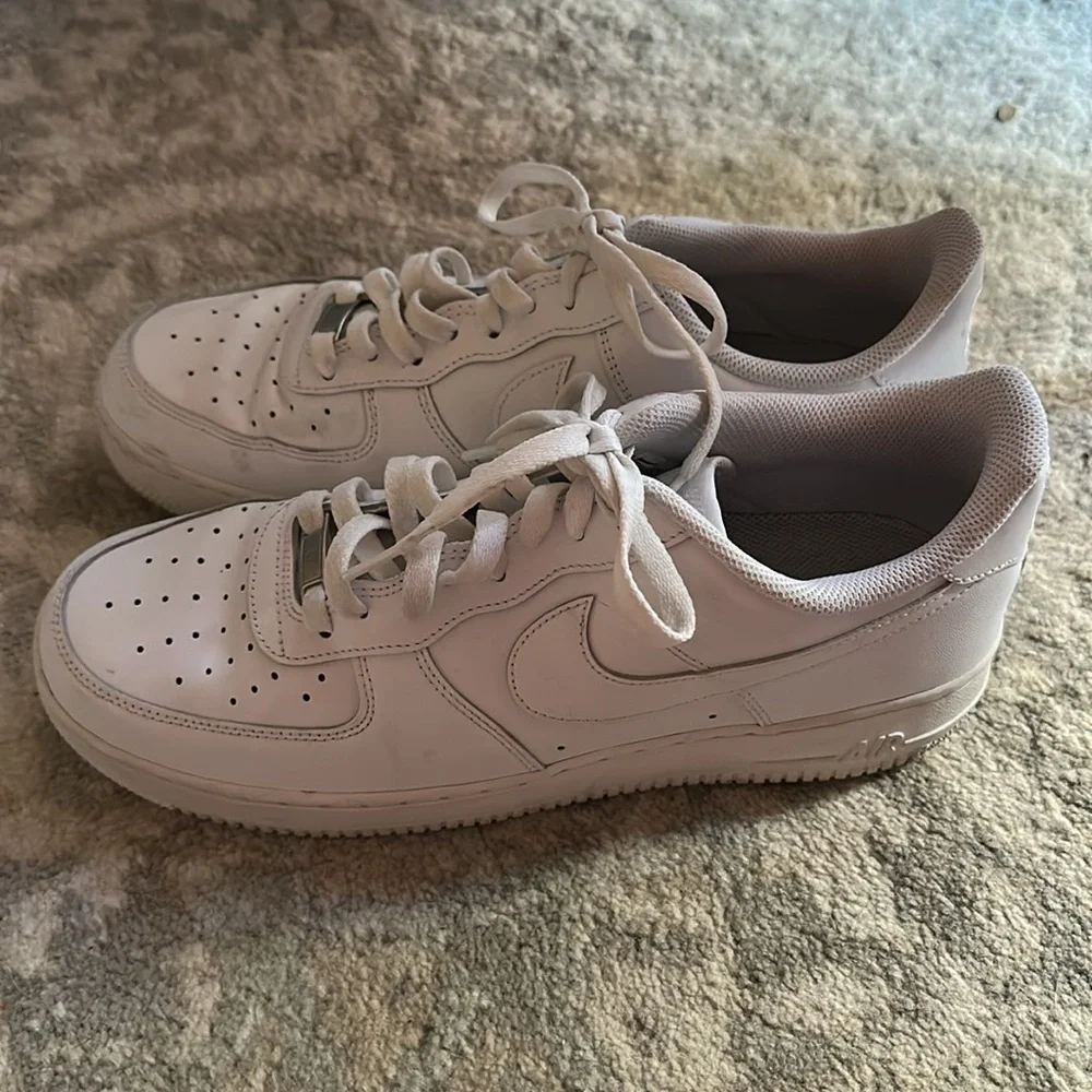 EUC Nike Men’s Air Force 1 ‘07 White Athletic Sneakers 12